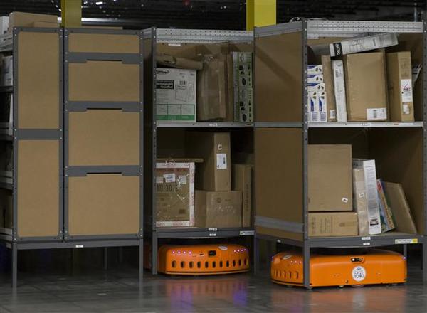 Amazon 為增加物流處理效能，在全美倉庫部署 1.5 臺機器人。 (圖:AFP)