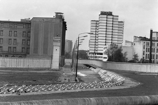 1984年柏林圍牆仍矗立時的舊照 (圖:AFP)