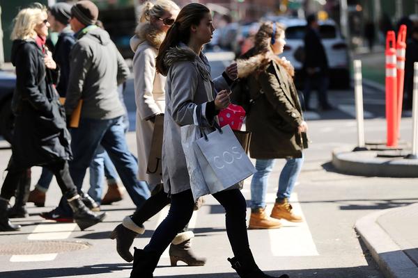 美國週四將公布 5 月份零售業數據，專家指出將影響 Fed 衡量升息的步調。 (圖:AFP)