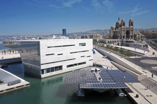 水上太陽能面板工用多 發電又保水 (圖:AFP)