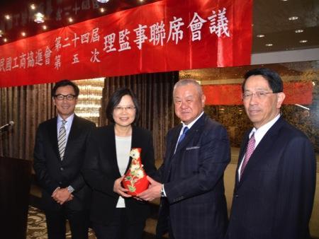 民進黨2016年總統參選人蔡英文(左2)拜訪工商協進會。(圖：工商協進會提供)