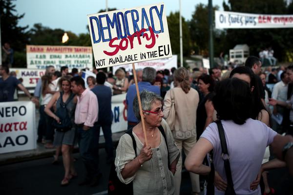 支持希臘政府的民眾在國會前抗議國際債權人對希臘施加不合理的要求。 (圖:AFP)