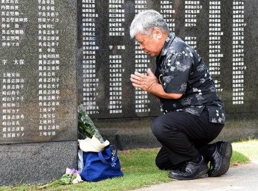 遺族在沖繩戰事紀念碑前悼念戰亡將士     (圖:AFP)