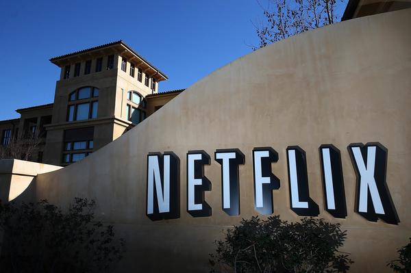 Netflix 股價表現優異，分析師稱漲幅空間還有 300 美元。 (圖:AFP)