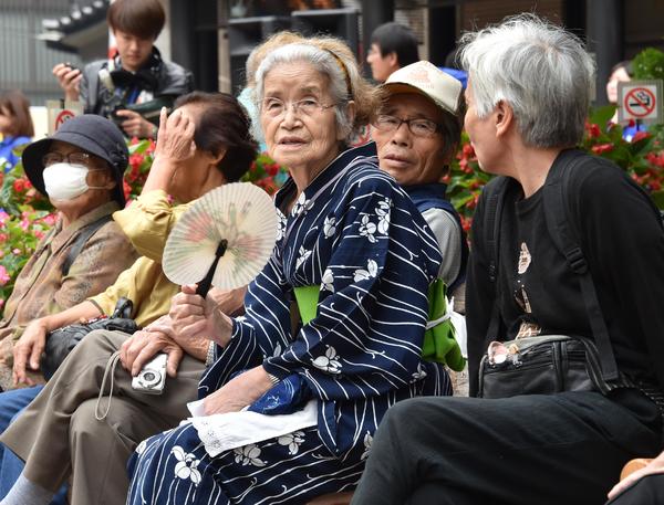 日本邁入高齡化社會對財政造成一大負擔(圖：AFP)