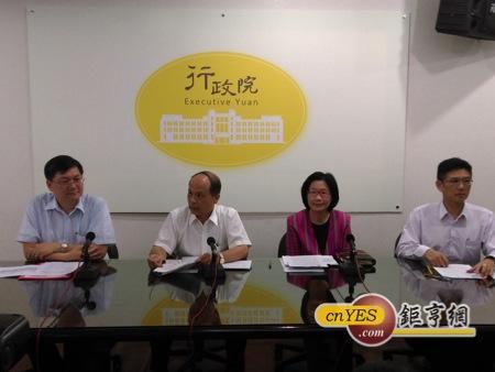 左起國發會主委杜紫軍、財政部長張盛和、主計總處主計長石素梅。(鉅亨網記者趙曉慧攝)