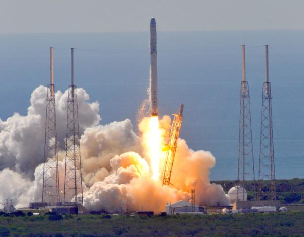 SpaceX 週日在佛羅里達發射火箭，向國際太空站進行補給任務，卻在發射 2 分鐘後爆炸解體。 (圖:AFP)