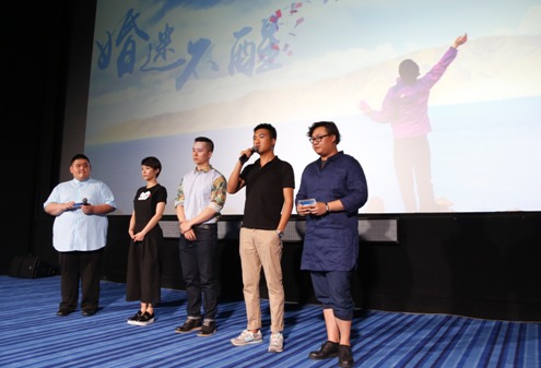 《婚迷不醒》導演王焯葦（右二）、男主角朱富潤（中間）、女演員朱璇（左二）