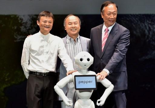 馬雲、孫正義、郭台銘 推出 Pepper 機器人 (圖:AFP)