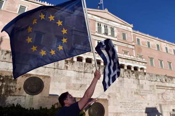 希臘政府一改原先態度，準備簽署前幾天拒絕的紓困計畫。(圖：AFP)