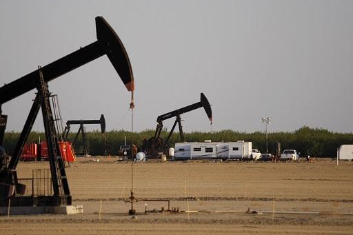 雙利空消息環繞 油價昨天大挫7.7% (圖: AFP)