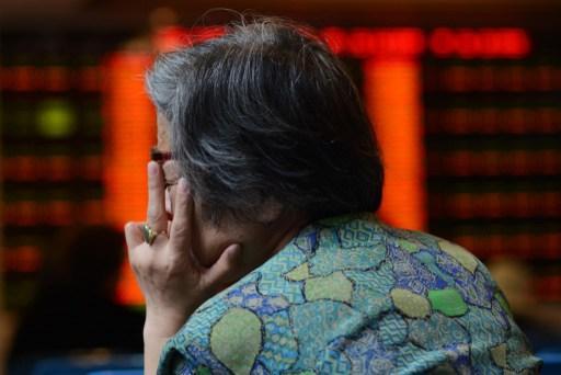 中國大陸股市近月來大幅震盪重跌，北京政府積極救市卻未能立竿見影。 (圖:AFP)