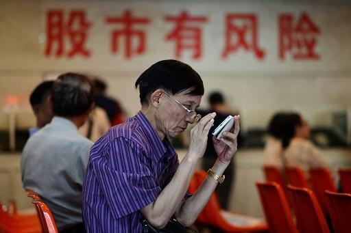 中國為搶救股市 限制持股5%以上大股東不得賣出股票 (圖: AFP)