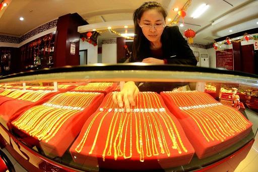 專家認為陸股大跌使中國股民虧損 黃金需求只會更低 (圖: AFP)
