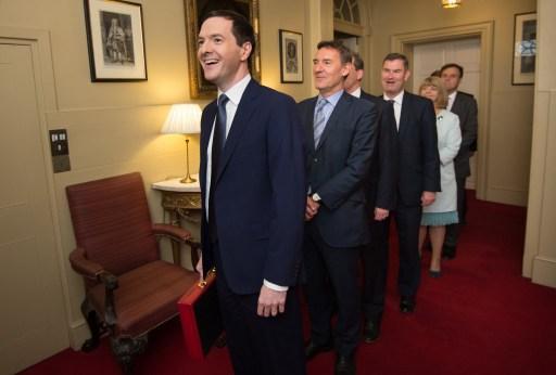英國財政大臣 George Osborne (左) 與其團隊 (圖:AFP)