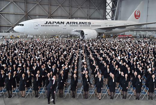 日本航空新進機組員進行丟紙飛機的入社儀式(圖：AFP)