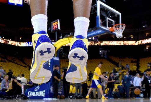 金州勇士隊球星 Stephen Curry 穿著 Under Armour 的籃球鞋 Curry One (圖:AFP)