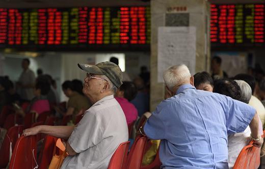 中國股民在號子看股市起落(圖：AFP)