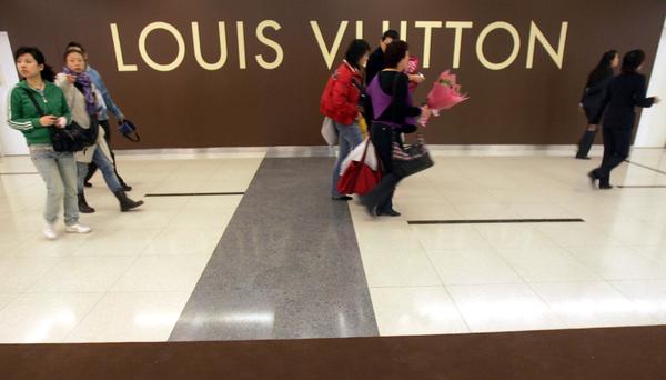 近來奢侈品牌積極打擊網路假貨(圖：AFP)