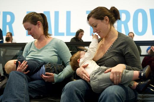 親餵母乳是嬰兒成長重要的一環(圖：AFP)