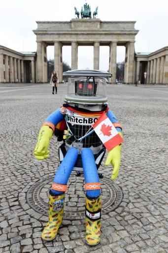 hitchBOT 的機器人 旅行部分歐洲與加拿大 (圖:AFP)