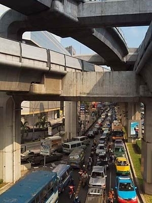 城市的立交橋旁邊自己選買房位置，如果不是特別的需要，希望不要在那邊買房子。在那兒買房子交通既不方便，同時，高速通行的車輛會造成噪音和螺旋氣流，對風水產生非常大的破壞和沖斷作用，而且對身心健康會產生不利影響。住在這樣的地方容易得神經衰弱，十二指胃潰瘍。這是多年的臨床經驗。