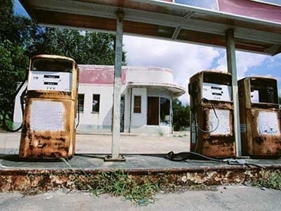 加油站旁邊最好不要住現在汽車多了，加油站也多了，也許有人會為了圖方便而選個離加油站近的位置，但油里面含有大量的有害物體，比如鉛等等，對健康危害極大；另外加油站旁邊的車輛停泊和啟動噪音非常大，噪音也是風水學上的煞氣。