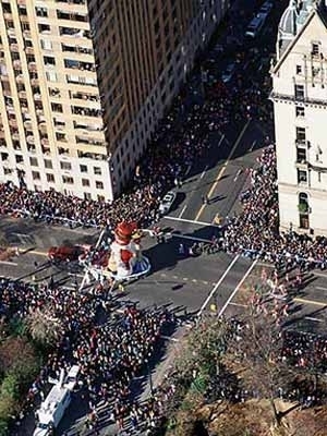 十字交叉的大路旁邊這樣的十字路口如果做辦公樓還可以，但是我提示一個問題，如果蓋樓蓋的好就占住了金三角，如果蓋不好就蓋成了死角，除非炸掉這個樓。有些樓蓋了以后銷售非常好，因此有這方面的體會。但如果是住在這個位置上，容易引起胃病甚至胃癌，肺、支氣管的病，腦中風都有可能。