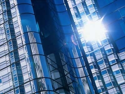 玻璃幕墻對面玻璃幕墻會產生光煞形成污染對人的身體非常不利，大樓能不能做玻璃裝飾，現在已經有好多樓將外觀玻璃幕墻裝飾改掉了，長時間的接受光污染會對健康產生影響，容易得的病第一是青光眼，眼睛脹痛；白內障、慢性結膜炎、角膜炎。