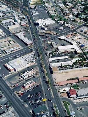 我們每人都有一套住房，我們的陽臺，特別是主臥室，不要正對大路的直線。我看過好多這樣的主人，他們的身體一般不是很健康，這種沖煞尤其氣流倒入使人易患感冒。