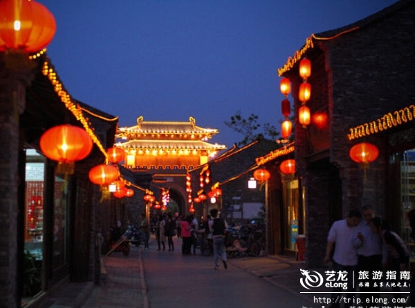 揚州市以人為本,多層次住房保障體系更是令人咂舌,“天然氧吧”的美譽也絕非浪得虛名,順暢的交通和閑逸的生活節奏更是難得。千年的歷史停留在這安逸而寧靜的城市,走著走著,忽逢誰家的宅院兒,潔凈的白墻里就是別致的園林。