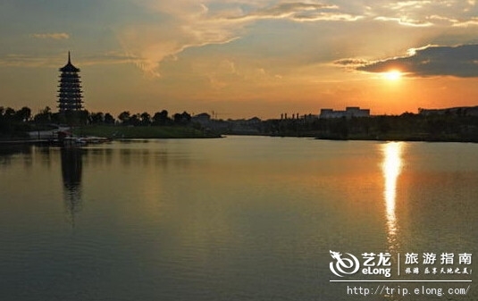 “半城綠樹半城樓”的南寧是個宜居之城。這里充滿最純樸的原生態音樂之美,還有四季恒溫的水源,南寧?“青山環城、碧水繞城、綠樹融城”的城市風格吸引許多外地人士前來定居。這座活力之城總會讓你不經意地觸摸到時光的痕跡。