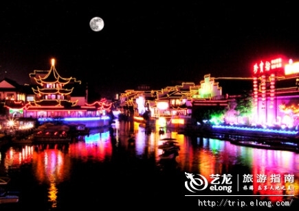 傳奇與典故,是南京的滄桑;江河與湖泊,是南京的魂魄。這里不僅有風云變化的歷史,還有感人肺腑的才子與佳人,這里是讓你驚喜讓你嘆的城市。越過舊磚墻,那一排排梧桐是南京的金色名片,干凈而又美麗。當你住進這里,你會發現四季風景在窗前變幻,流轉的時光,褪色的過往,歲月在這里有著不動聲色的力量。