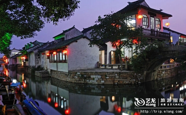 這座以園林著稱的城市,擁有粉墻黛瓦,小橋流水,小巷人家的精致,一直是人間天堂的寫照。這座傳承了最多中國文化的城市,處處流露出安然和閑適,是個比較適合生活的城市。