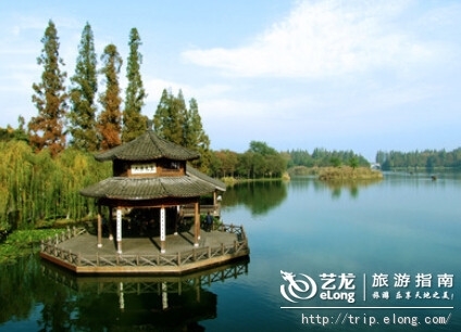 杭州,這個永遠彌散著浪漫氣息的地方,讓很多的人都止不住腳步。魚米之鄉,絲綢之府,這柔情的城市尤其適合休閑度假。乘著搖櫓船悠然前行,看原始的生態民居,聆聽“西溪,且留下”的故事。