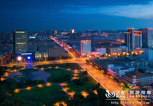 得天獨厚的居住環境讓包頭成為最適合人類居住的城市之一,這里沒有喧囂紛擾,只有空曠的草原和熱烈的生活,悠然的馬頭琴弦樂,豪放歡快的蒙族歌舞……這里是包頭,一個蒙族漢子般剛毅而溫柔的地方。