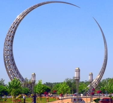 煙臺集中國四最城市為一體——最休閑、最安全、最幸福、最美麗。你可以在這看盡繁華,亦可領略虛幻縹緲的仙境之美。出色的環境吸引了成千上萬的鳥兒在這棲息,這里是喧囂的鳥國,海鷗的天堂。這里是遠離浮華紛擾,紙醉金迷的居住地。