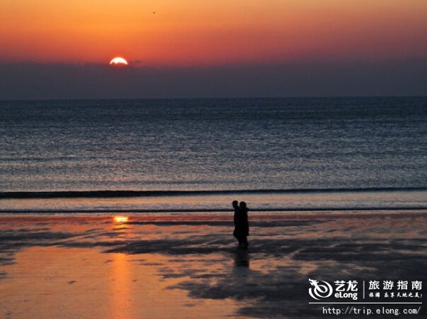 日照因日光先照而得名,這座海濱城市沿海從南到北六十公里幾乎全被日照覆蓋;夜晚,在干凈的沙灘上聽濤賞月也是一種極好的享受。致力於濱海地區的規劃建設塑造了別具一格的城市特色,不可否認,這是獨樹一幟的濱海度假勝地、生態宜居家園。