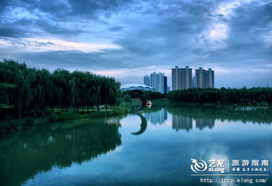 “江南好,風景舊曾諳,日出江花紅勝火,春來江水綠如藍,能不憶江南?”,昆山是鑲嵌在上海與蘇州之間的一顆璀璨明珠,“百戲之祖”的昆曲與“中國第一水鄉”周莊共同構成昆山的水墨畫卷。在這里,最常見的是蒙蒙細雨里撐著一把油紙傘,緩步向前行的女子,咿咿呀呀哼著歌謠。小橋流水人家,粉船青瓦搖船,如此恬適的生活更是為昆山添上一抹清麗的色彩。