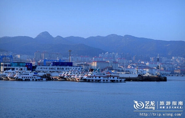 “中國最著名的海濱度假旅遊之城”便是威海,三面臨海,卻並不潮濕,這在全國海濱城市中是少有的。“紅瓦綠樹,碧海藍天”,威海是一副秀美的山水畫,四季都如此寧靜。看繁花似錦,樹影婆娑,海闊天空,瓊樓玉宇。分不清海在城中,城在山中,還是樓在林中,人在綠中。