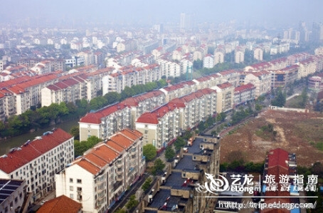 北臨長江,南近太湖,縱橫的河流,點綴著這個典型的江南“魚米之鄉”。春暖花開、秋風颯爽時節正是領略這座城市美輪美奐的時候。星羅棋布的名勝古跡更是體現張家港歷史悠久,文化深遠的一面。不僅如此,張家港還榮獲“國際花園城市”的美稱,可見這座城市是具有不可比擬的美艷!