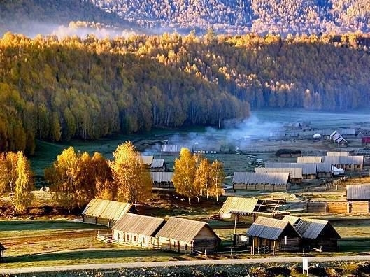 位於喀納斯湖南岸3公里處的喀納斯河谷地帶,周圍山青水秀,環境優美,是布爾津縣前往喀納斯湖旅遊的必經之路。新疆喀納斯禾木,作為中國十大戶外徒步線路之一,賈登峪——禾木——喀納斯環線是我所走過的戶外線路中最漂亮、最輕松的一條線路圖瓦人多居住在用松木搭建的塔形木屋中,這種建筑稱作“木楞屋”,四壁均為原木壘砌,有天棚有地板,屋頂尖斜,以適應山區多雨雪的環境。