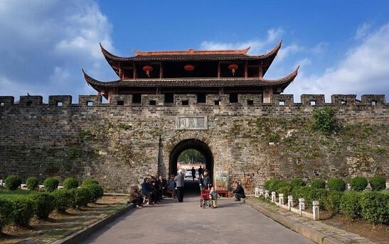 是福建省龍岩市下轄的一個縣,是著名的革命老區和歷史文化名城,亦是客家人的主要聚居地,有“客家首府”之稱。長汀融人文景觀與自然景觀於一體,與湖南鳳凰一起被國際友人路易·艾黎譽為“中國最美麗的山城之一”。2012年獲“中國十大最具人文底蘊古城古鎮”稱號。