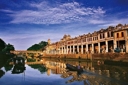 位於江門市轄下的開平市中部,距開平中心城區12公里,有350多年歷史,是一座具有濃郁嶺南特色和深厚文化底蘊的古鎮。潭江橫貫全鎮,海外華僑、港、澳、臺同胞共7.2萬人,是著名的僑鄉。赤坎境內保留有大量的華僑建筑,中西合璧。雖然歷史不如其他名古鎮如周莊、烏鎮、朱仙、黃姚等悠久,但赤坎鎮位處著名僑鄉,另有一番中西合璧的古樸味道。