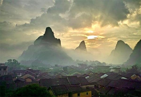 黃姚古鎮,廣西賀州昭平縣縣城東北部。房屋多數保持明清風格,街道均用青石板砌成。古鎮保存有寺觀廟祠20多座,亭臺樓閣10多處,著名的有文明閣、寶珠觀、興宇廟、獅子廟、古戲臺、吳家祠、郭家祠、佐龍寺、見龍寺、帶龍橋、護龍橋、天然亭等。人文景觀還有韓愈、劉宗標墨跡、錢興烈士塑像、何香凝、高士其、千家駒等文化名人寓所,以及許多詩聯碑刻。