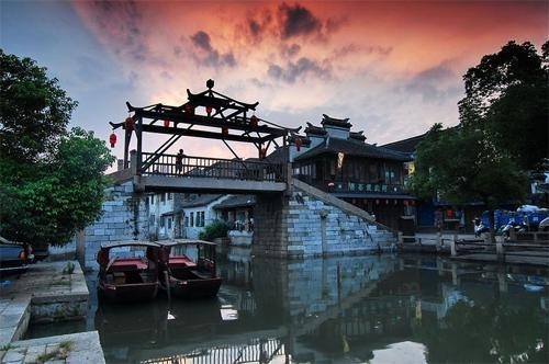 位於太湖之畔古運河之東蘇州市吳江區,是名副其實的水鄉古鎮。是江南六大著名水鄉之一,其實蘇杭的古鎮給我的感覺有點大同小異,但又各具特色,很難用言語來表達出你對某一個古鎮的感覺如何。這里的一切無不與水緊緊相連,依水而緣,因水成街,家家臨水,戶戶通舟,孕育出“一水東西去窈窕,風家楊柳木芙蓉”的美景,因而在江南古鎮中贏得“東方威尼斯”的贊譽。