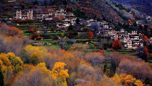 丹巴縣位於四川西部的甘孜藏族自治州東部旁,與道孚、康定縣和阿壩州小金、金川縣接壤,轄一鎮十四鄉,居住著以藏族為主的15個民族共5.7萬余人。丹巴縣是巴顏喀拉山脈、邛崍山脈等匯聚的地方,又是革什扎河、牦牛河、大小金川河的發源或流徑處素有“岩巔上的城”和“大渡河畔第一城”之稱。所有到過丹巴的人都會驚嘆丹巴的“三絕”:甲居藏寨、碉樓群、美女。