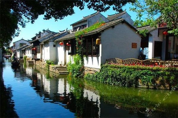 位於蘇州市昆山市周莊,江南六大古鎮之一。全鎮依河成街,橋街相連,深宅大院,重脊高檐,河埠廊坊,過街騎樓,穿竹石欄,臨河水閣,一派古樸幽靜,是江南典型的小橋流水人家。若要在中國選一個最具代表性的水鄉古鎮,毫無疑問,它就是“中國第一水鄉”周莊。千年歷史滄桑和濃郁吳地文化孕育的周莊,以其靈秀的水鄉風貌,獨特的人文景觀,質樸的民俗風情,成為東方文化的瑰寶。