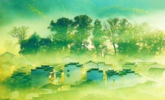 江西省上饒地區轄縣,北鄰安徽,東毗浙江。婺源大家應該不陌生了吧,有最美鄉村之美稱的地方,相信應該有很多人都來過呢。婺源不僅可以秋天賞紅,還可以初春賞花,當然肯定是油菜花了,猶如人間仙境一般的美麗。有保持完美的明清古建筑,有田園牧歌式的氛圍和景色。整個兒就是一幅未干的水粉畫,又像是莫奈的印象派,處處都散落著可以謀殺膠卷的美。