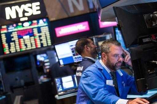 全球股市哀鴻遍野，道瓊工業指數上週跌幅破千點。 (圖:AFP)